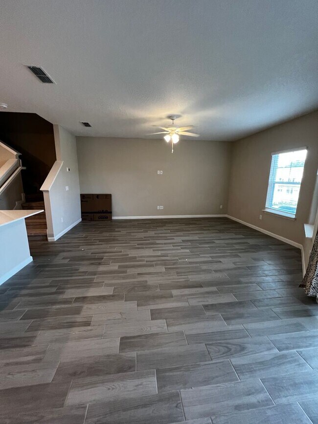 Building Photo - Beautiful 3 Bed 2.5 Bath Townhome with att...