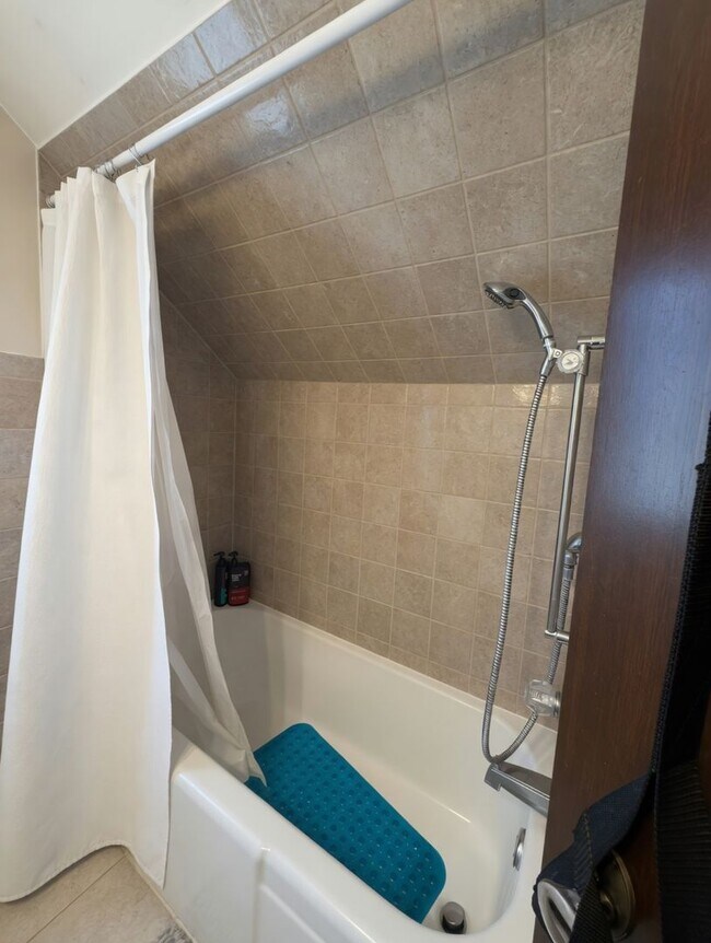 Building Photo - Updated 1 bedroom 1 bath, Upper Level Unit