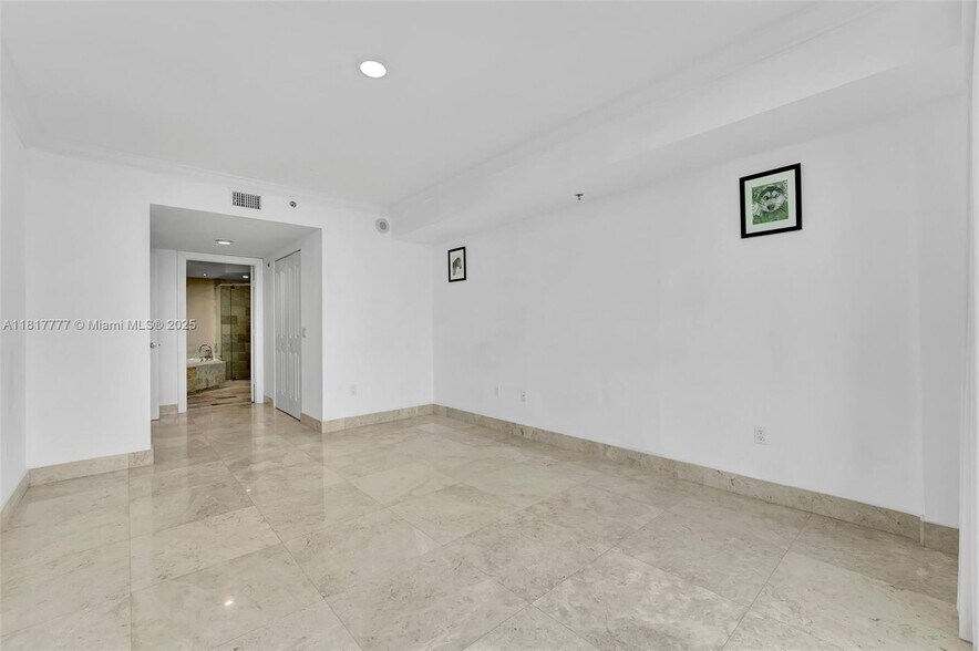 Building Photo - 2641 N Flamingo Rd