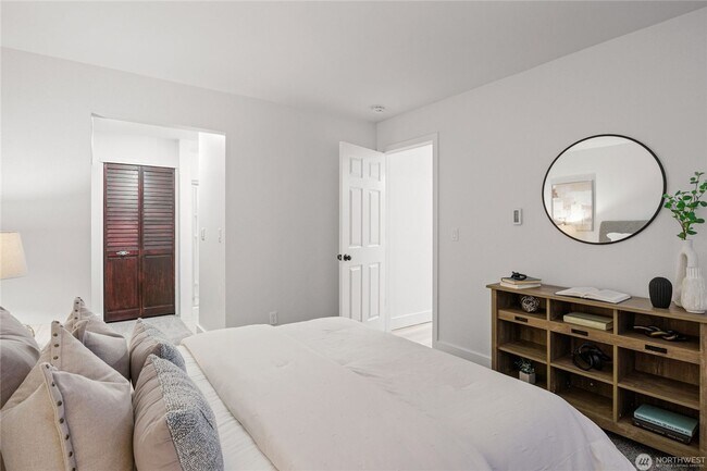 Building Photo - Spacious 2-Bedroom Ground Floor Condo with Private Yard in Kirkland