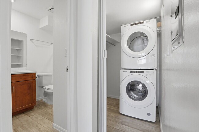 Building Photo - $1,445.95 - 1 Bed, 1 Bath Condo in Denver with In Unit Washer/Dryer and Central AC!