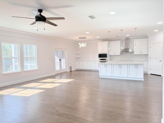 Building Photo - 590 Las Roblas Grande Dr