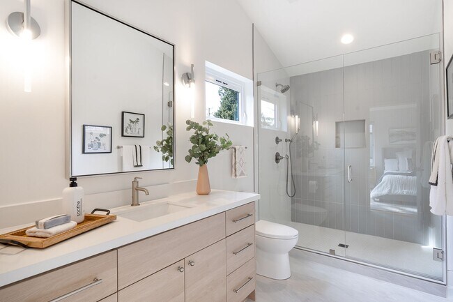 Building Photo - Maple Leaf 2BD/2BA Modern Home With Premiu...