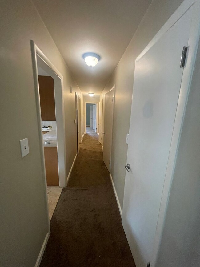 Building Photo - Spacious 2 Bed 1 Bath Apt in SLC