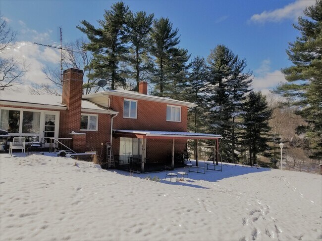 Building Photo - Beautiful brick 3 bedroom home in a country setting on 1.5 acres