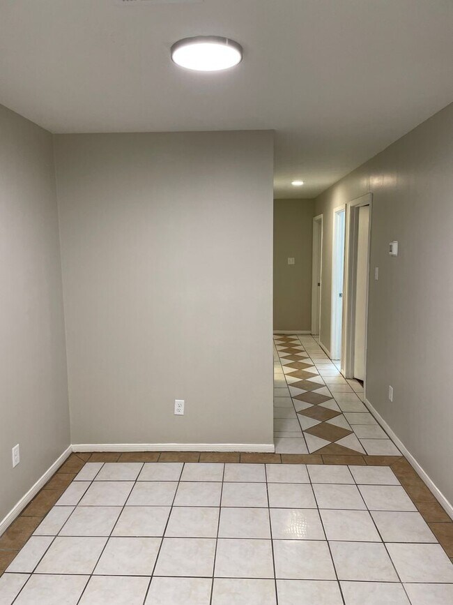 Building Photo - 829 San Saba Dr