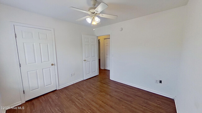Building Photo - 4252 Sunglow Dr