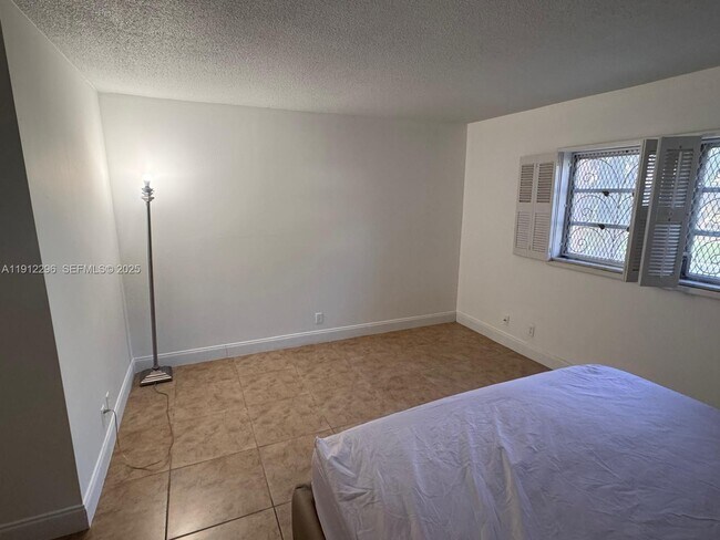 Building Photo - 219 NE 14th Ave