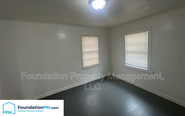 Building Photo - 2320 E Warren St