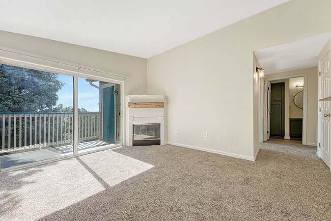 Building Photo - $2,050- 2-Bed, 2-Bath Condo in Highlands R...