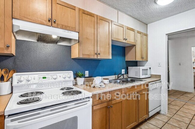 Building Photo - 2500 S York St
