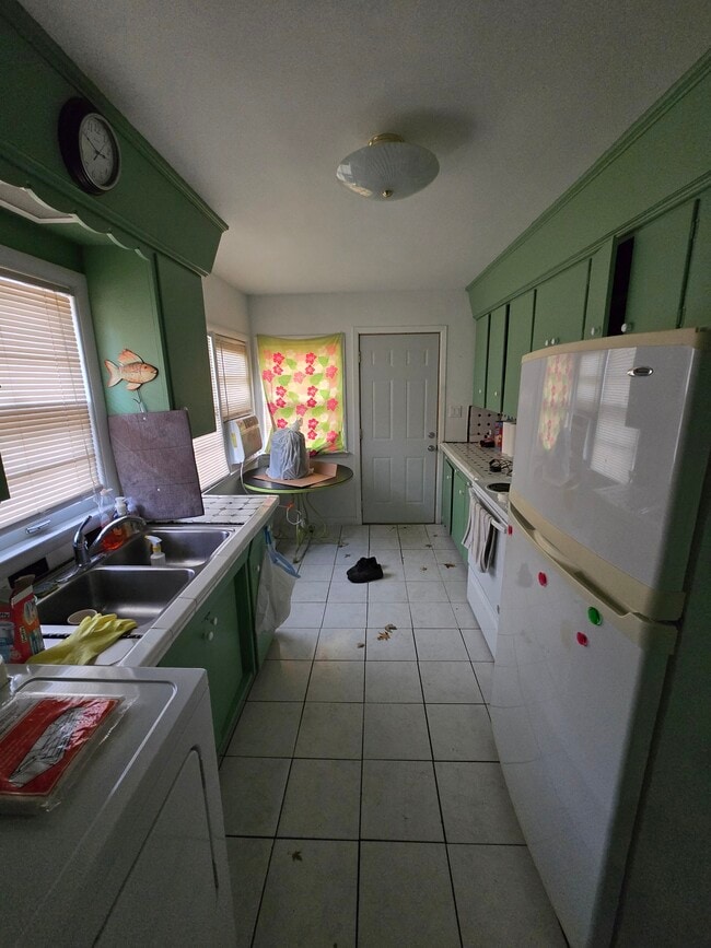 Building Photo - 323 Cherokee Ln