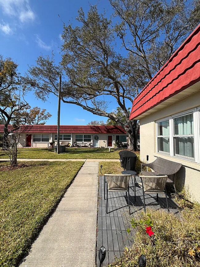 Building Photo - Move in Ready! Sunshine & Comfort in the Heart of St. Pete - 2bed|2bath