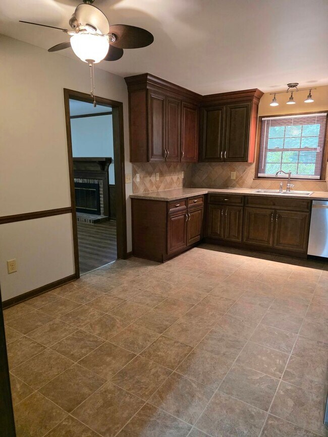 Building Photo - Cute Ranch in Yorktown Ready For New Tenants!