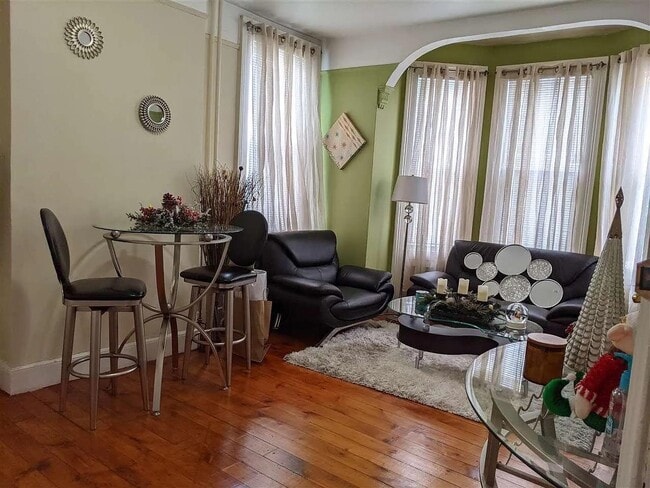 Building Photo - 41 Hutton St