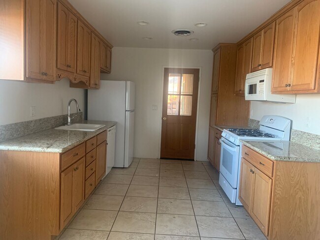 Building Photo - Three Bedroom Home in Beautiful Neighborhood