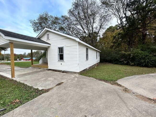 Building Photo - Charming 2 Bed, 1 Bath, Attached Carport and Spacious Yard!