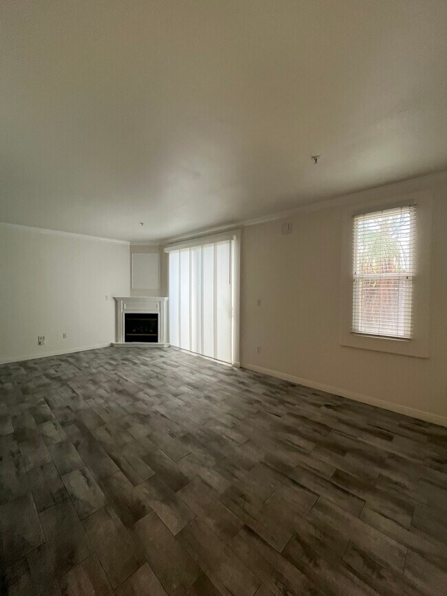 Building Photo - 5260 Premiere Hls Dr