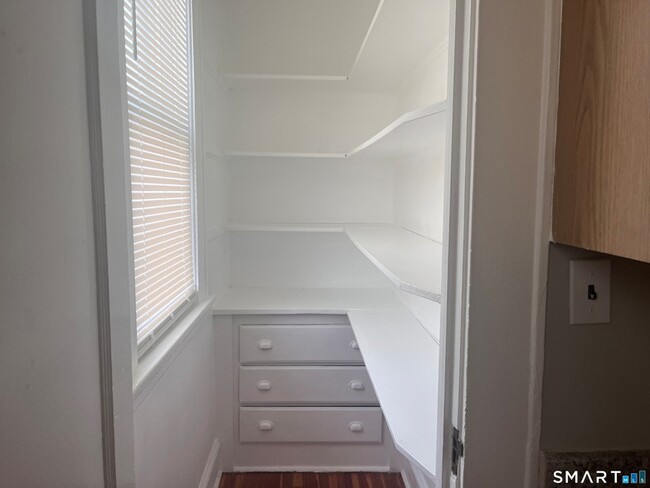 Building Photo - 460 Anson St