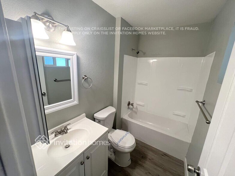 Building Photo - 2926 E Escondido Ave