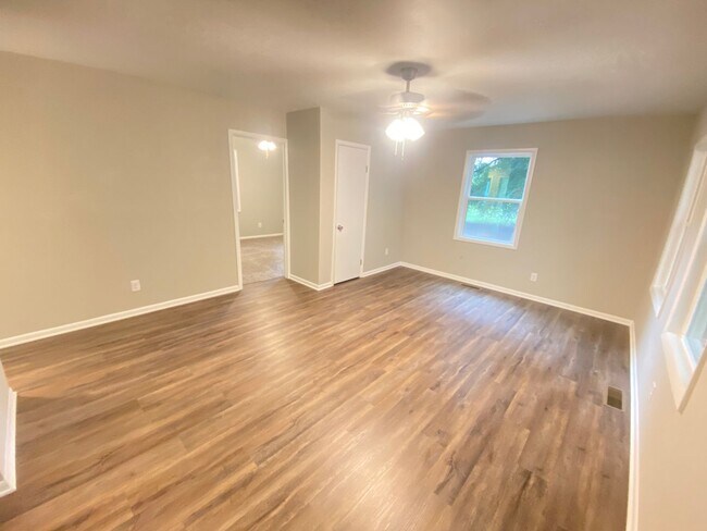 Building Photo - 3bd/1ba House Renovated In 2021 near Hwy 21 & Hwy 70