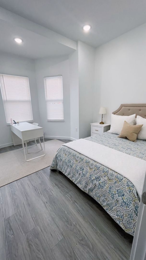 Building Photo - New! Renovated & Modern Apartment
