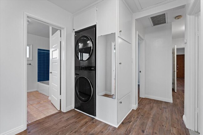 Building Photo - 336 W Hillcrest Blvd