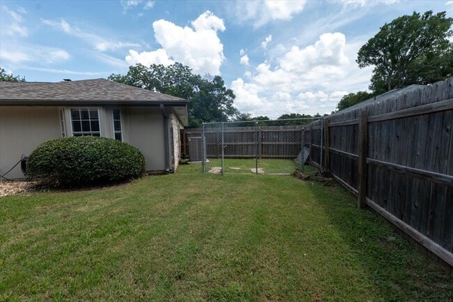 Building Photo - 300 Las Plumas Dr