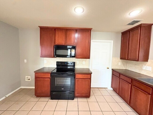 Building Photo - 9120 Goldenview Dr