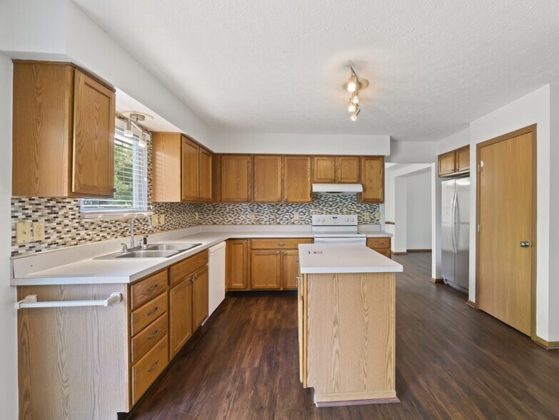 Building Photo - 2236 Golden Meadows St