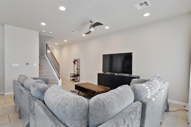 Building Photo - 417 Epiphany Ln