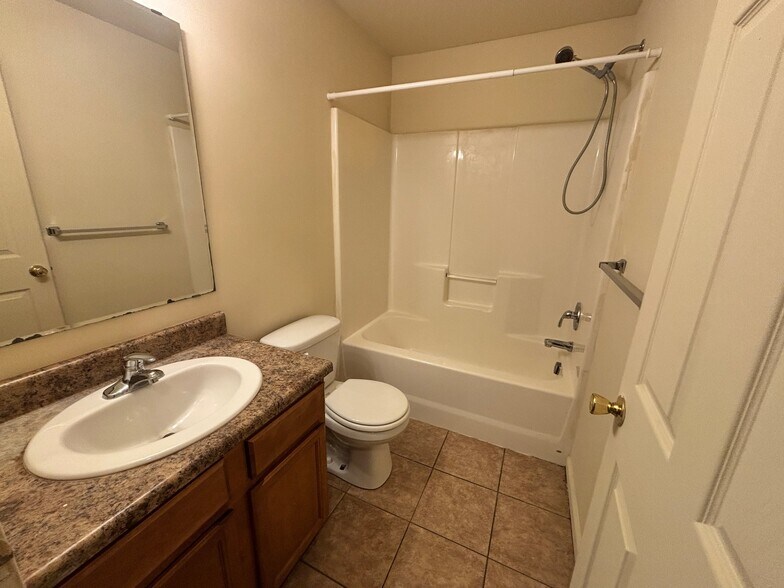 Building Photo - 1329 Fraternity Village Dr