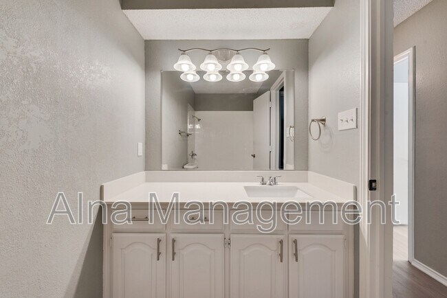 Building Photo - 6541 Ridglea Dr