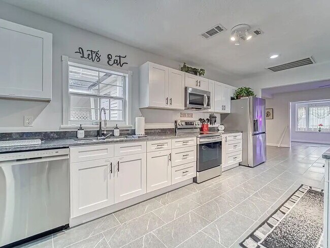 Building Photo - Riverside Heights Pool Home | Across from the Hillsborough River