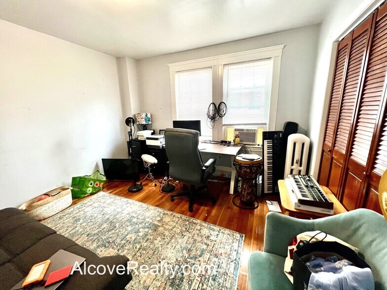 Building Photo - 39 Sterling St