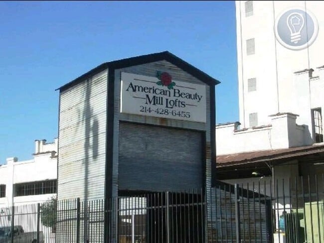 Building Photo - 2400 S Ervay St