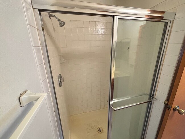 Building Photo - Gorgeous condo is a spacious 2Bed/2Bath un...