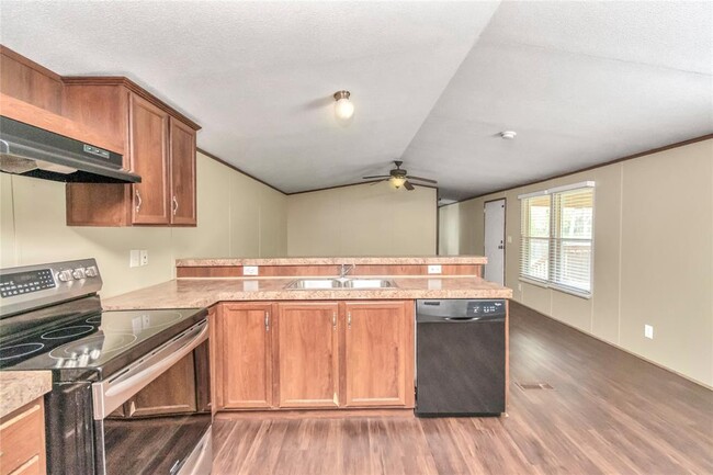 Building Photo - 101 Maple Ln