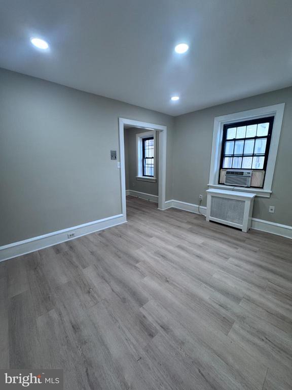 Building Photo - 210 E Maple Ave