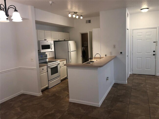 Building Photo - 5572 Metrowest Blvd