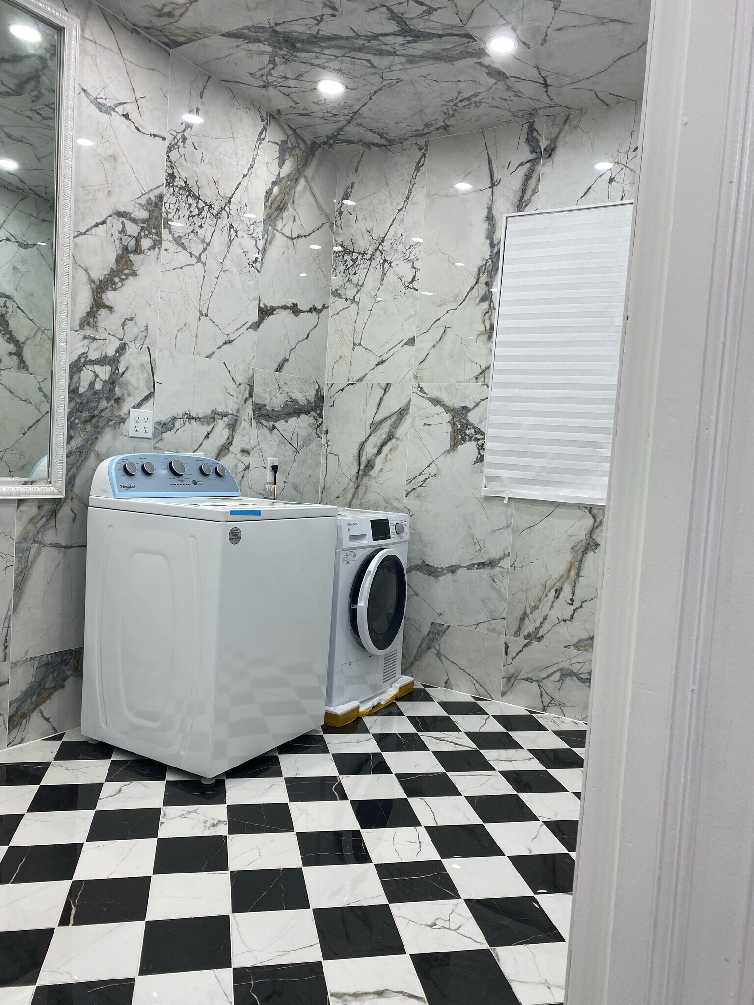 Building Photo - 1820 E 19th St