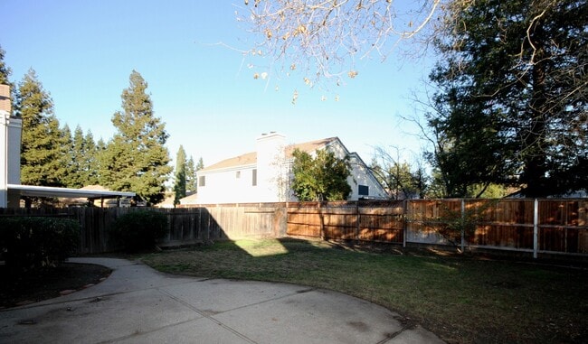 Building Photo - 3 Bed| 2 Bath | 1407SF | 2 Car Garage | Single Story | Tenant pays $175 monthly for WS&G
