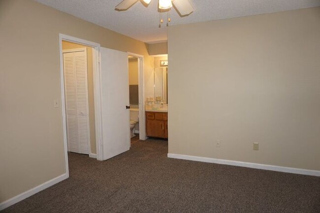 Building Photo - 3 Bedroom 3 Bath Townhome located in Arlin...