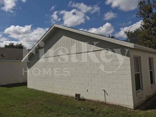Building Photo - 7575 Groveoak Dr