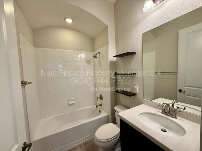 Building Photo - 628 Town Plaza Ave