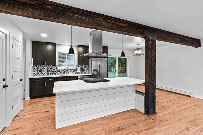 Building Photo - Charming and Renovated 4 Bedroom 2 Bathroo...