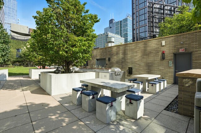 Building Photo - 159 N Desplaines St