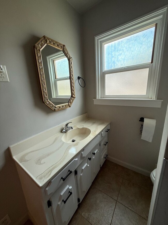 Building Photo - Spacious 3 bed 2 bathroom with 2 car garage