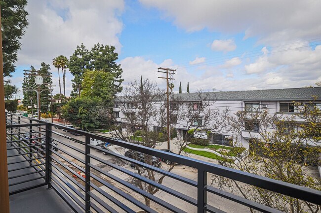Building Photo - Modern 4 Bed / 3 Bath Townhome with Privat...