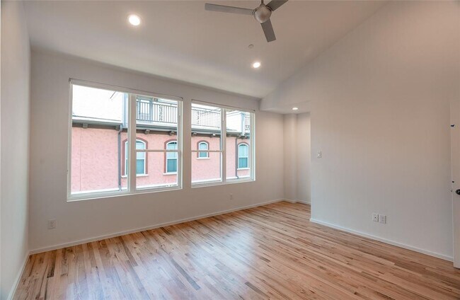 Building Photo - 5931 Ross Ave